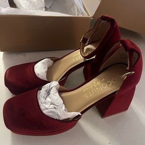 Coconuts by MATISSE
Burgundy Misha Heels. Size 8